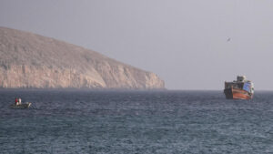 ship_in_hermiz_78451123
