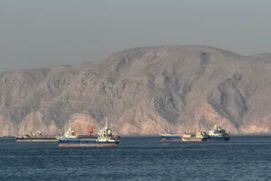 ships_infront_masandam_oman_6894325